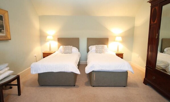 4 bedrooms, free WiFi - Scalasaig Farmhouse (Isle of Colonsay)