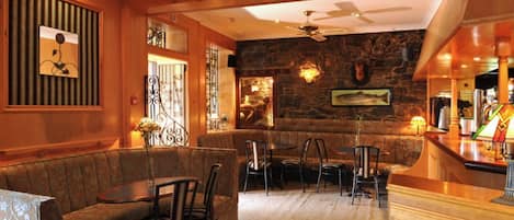 2 bars/lounges