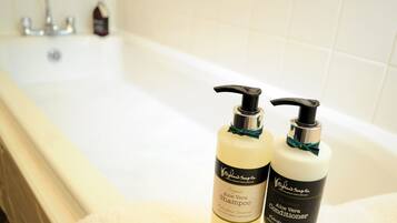 Combined shower/bathtub, towels