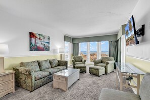 トラディショナル コンドミニアム 3 ベッドルーム | リビング エリア | 薄型テレビ、DVD プレーヤー