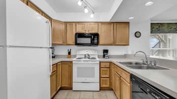 Condo tradicional, 3 quartos | Cozinha privada | Geladeira grande, micro-ondas, fogão, cooktop