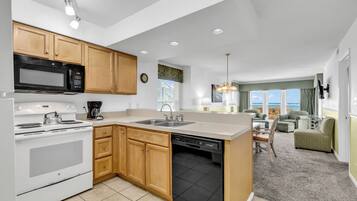 Traditional Condo, 3 Bedrooms | Private kitchen | Full-sized fridge, microwave, oven, stovetop