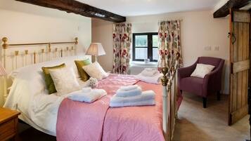 4 عدّة غرف نوم وملاءات من القطن المصري وأغطية فراش متميزة