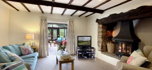 Flat-screen TV, fireplace - The Manor @ The Hamlet 73982 (Cinderford)