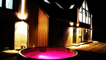 Private spa tub