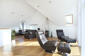 Flat-screen TV, DVD player, iPod dock - Locholly Lodge 26093 (Ullapool)