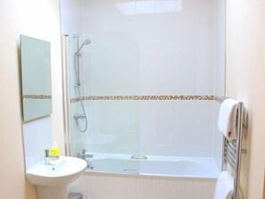 Een douche, handdoeken