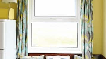 Frigorífico grande, microondas, lavavajillas y trona infantil