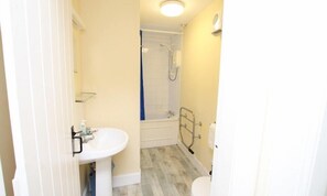 Bañera con ducha, toallas