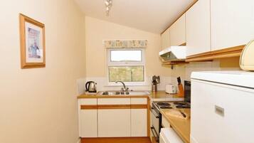 Full-sized fridge, microwave, dishwasher, high chair