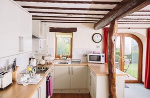 Frigorífico, microondas, placa de cocina y lavavajillas