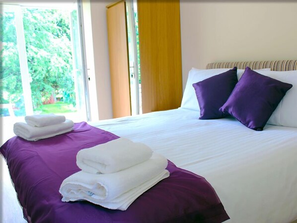 1 bedroom, free cribs/infant beds, rollaway beds, free WiFi - Ivy Garden Cottage (Alexandria)