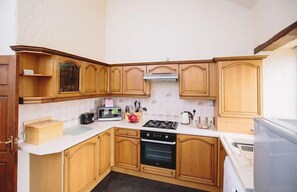 Refrigerador con congelador, microondas, horno y parrilla de estufa 