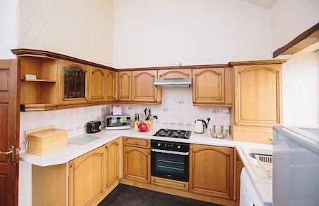 Full-size fridge, microwave, oven, stovetop