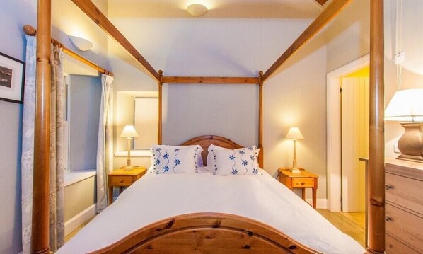 7 bedrooms, free cribs/infant beds, rollaway beds, free WiFi - Machrins (Isle of Colonsay)