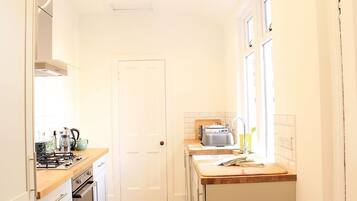 Fridge, microwave, dishwasher, cookware/dishes/utensils