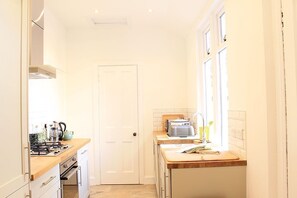 Kylskåp, mikrovågsugn, diskmaskin och grytor/köksredskap