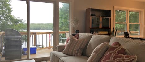 Deluxe Cottage, 4 Bedrooms, Lake View, Beachfront | Living area