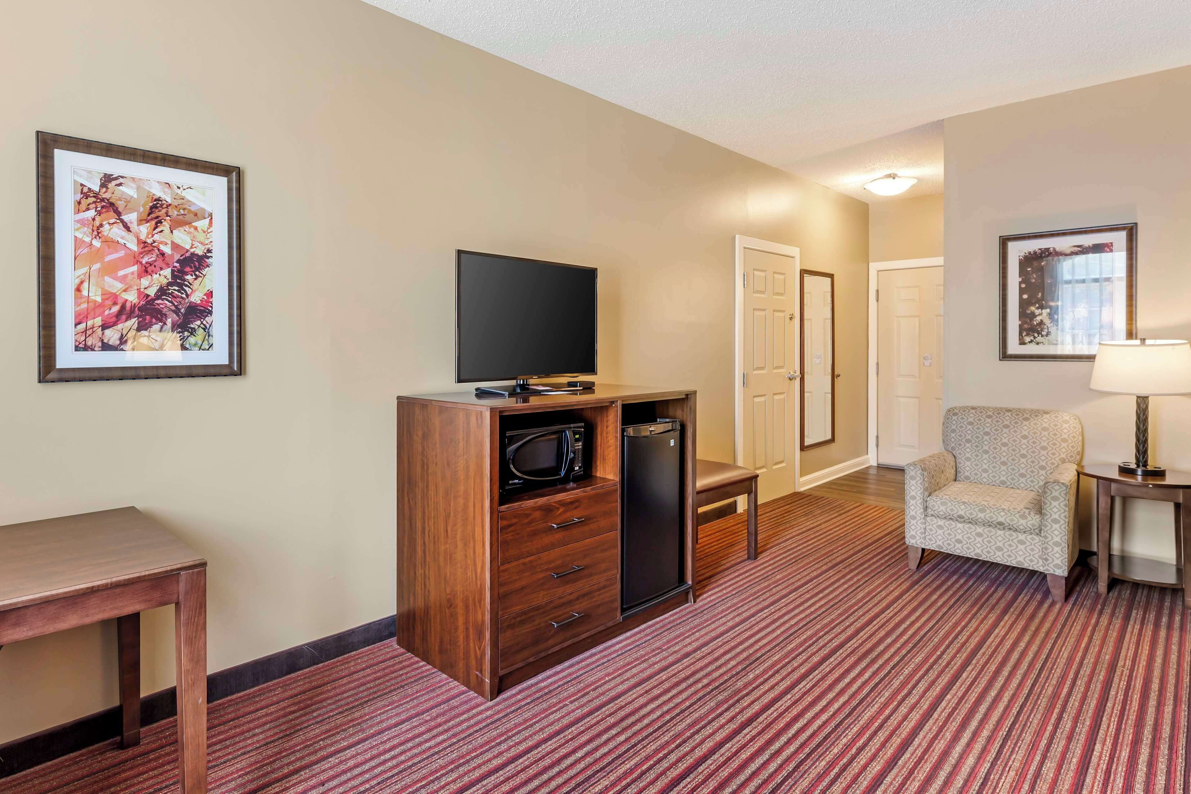 1 bedroom, hypo-allergenic bedding, desk, blackout curtains