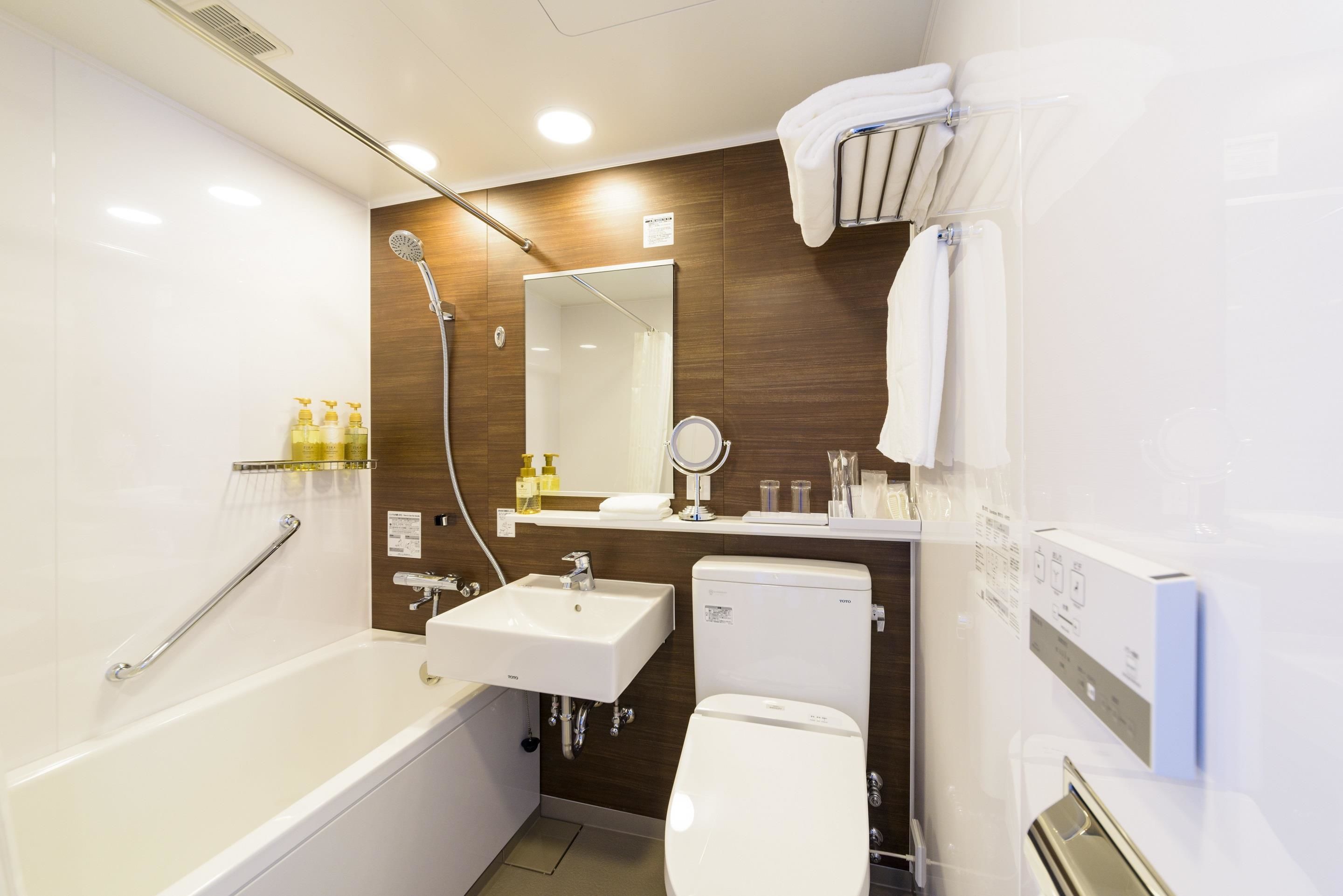 combined shower/bathtub, deep-soaking bathtub, free toiletries