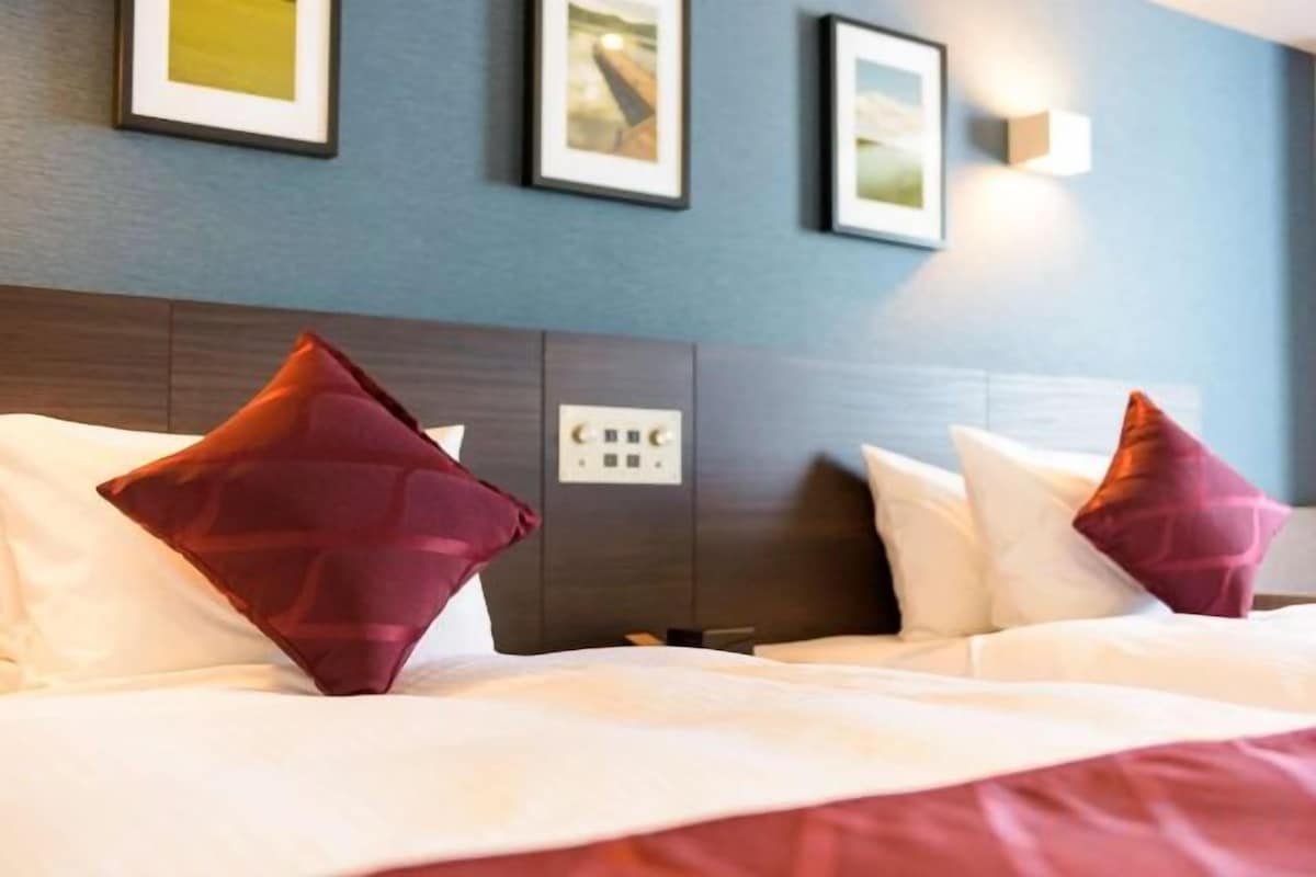 Premium bedding, in-room safe, iron/ironing board (on request)