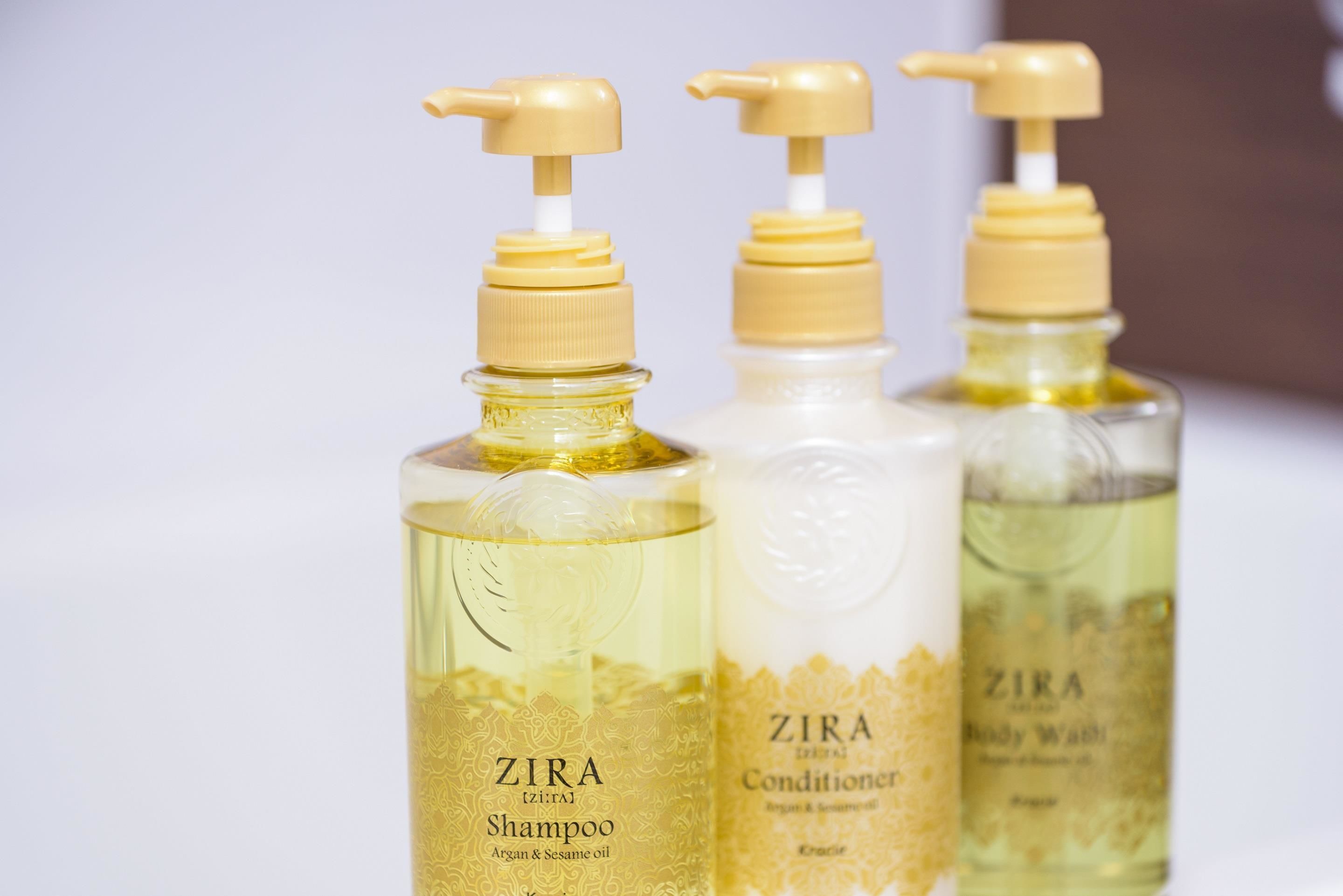 combined shower/bathtub, deep-soaking bathtub, free toiletries