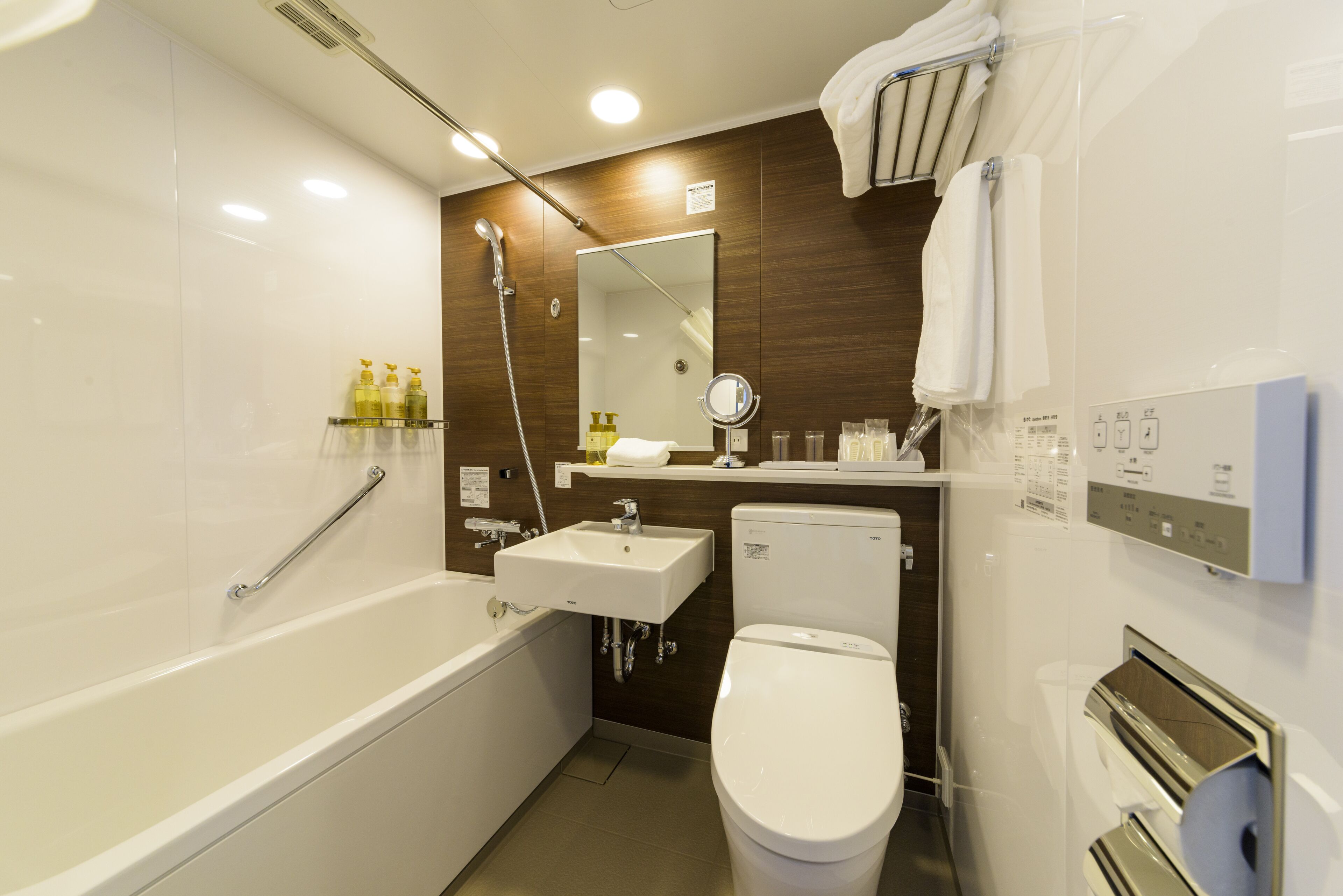 executive room, multiple beds, non smoking | bathroom | combined shower/bathtub, deep-soaking bathtub, free toiletries