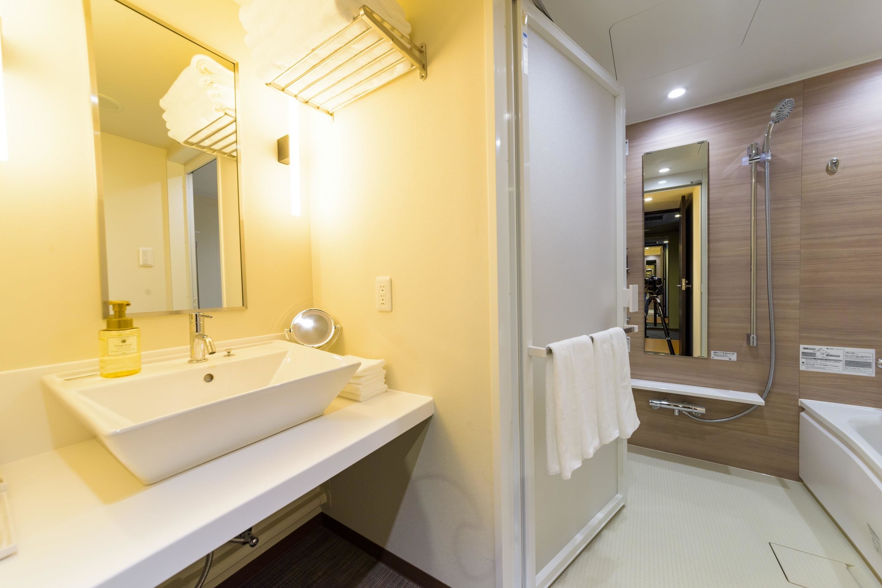 deluxe room, 2 single beds, non smoking, bathtub | bathroom | combined shower/bathtub, deep-soaking bathtub, free toiletries