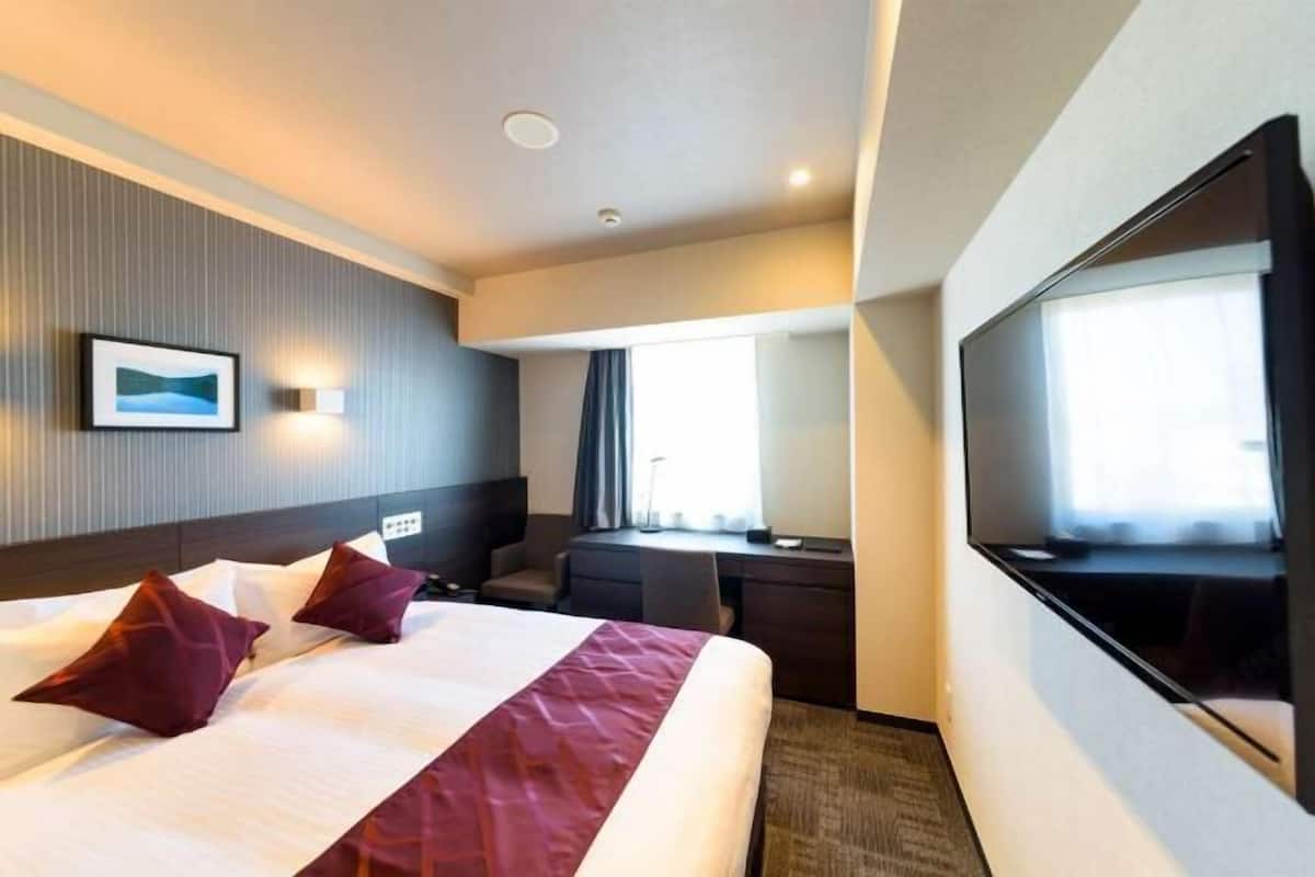 Premium bedding, in-room safe, iron/ironing board, free WiFi