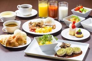 Daily buffet breakfast (JPY 1400 per person)