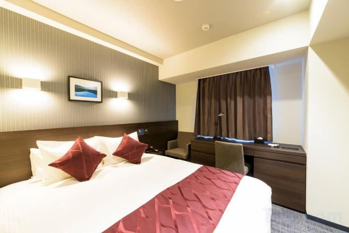 Premium bedding, in-room safe, iron/ironing board (on request)