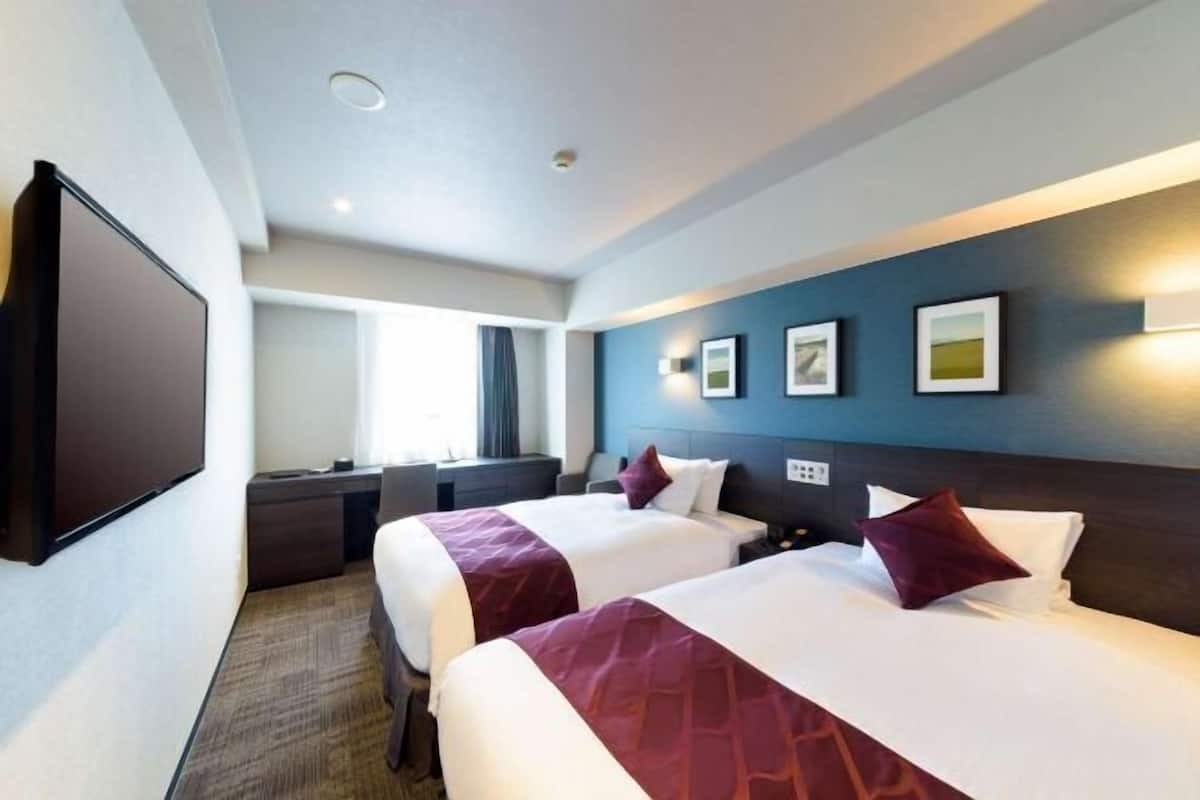 Premium bedding, in-room safe, iron/ironing board, free WiFi