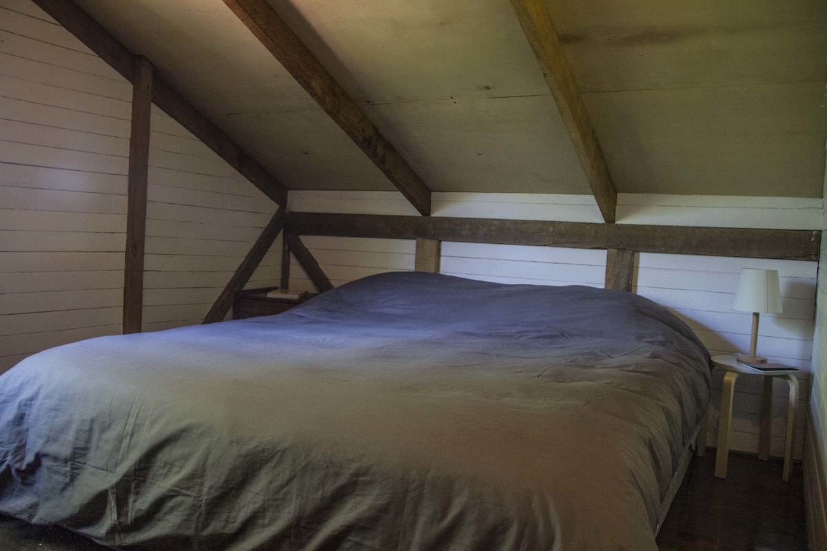 Standard Double Room, 1 King Bed, Shared Bathroom | Free WiFi, bed sheets