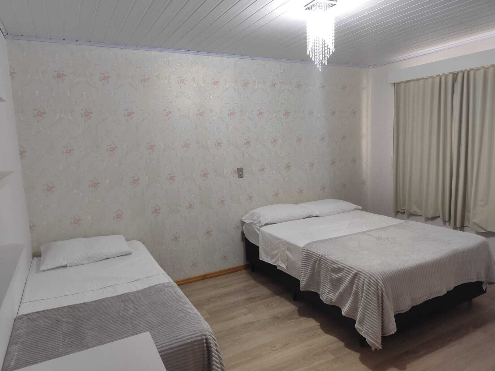 Minibar, espacio para trabajar con laptop y cortinas blackout 