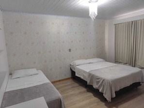 Habitació quàdruple estàndard, planta baixa | Minibar, espai de treball apte per a portàtils i cortines opaques 