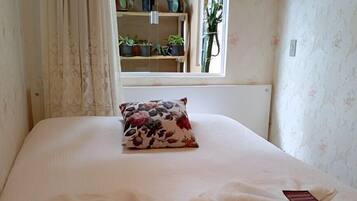 Minibar, espacio para trabajar con laptop y cortinas blackout