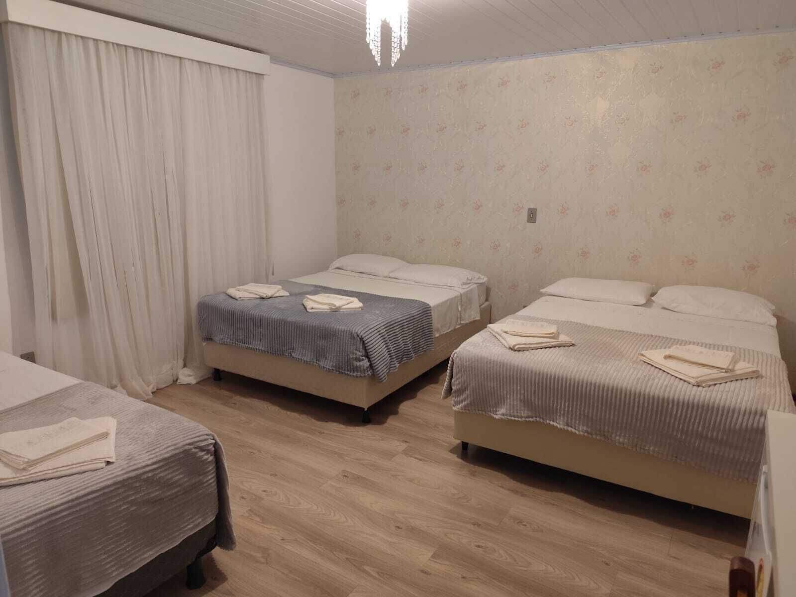 Minibar, espacio para trabajar con laptop y cortinas blackout 