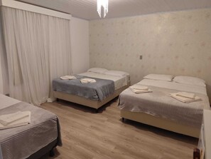 Habitació familiar | Minibar, espai de treball apte per a portàtils i cortines opaques 