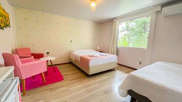 Minibar, espacio para trabajar con laptop y cortinas blackout