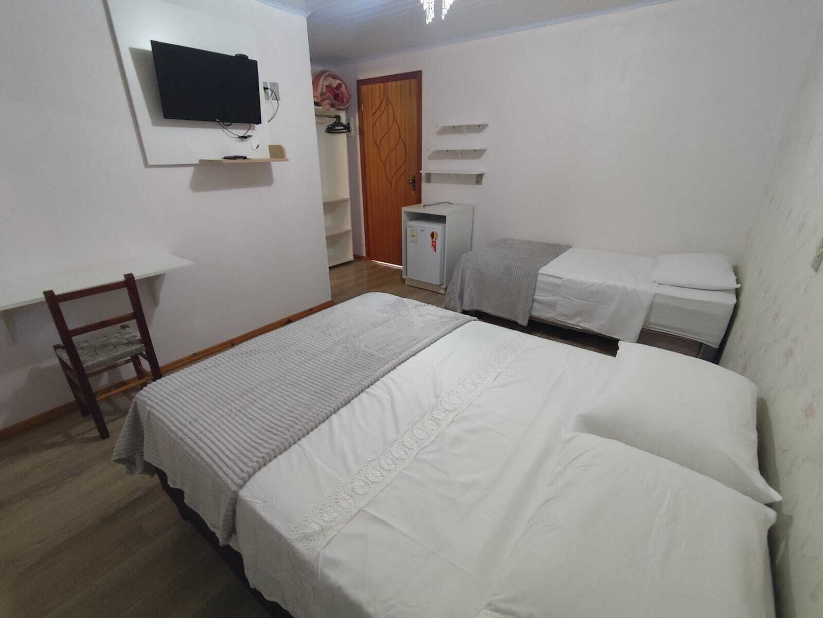 Minibar, espacio para trabajar con laptop y cortinas blackout 