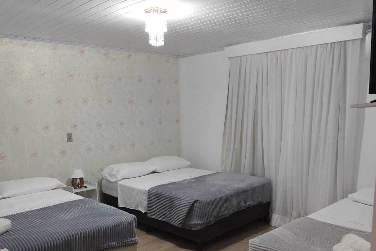 Habitación familiar | Minibar, espacio para trabajar con un portátil, cortinas opacas