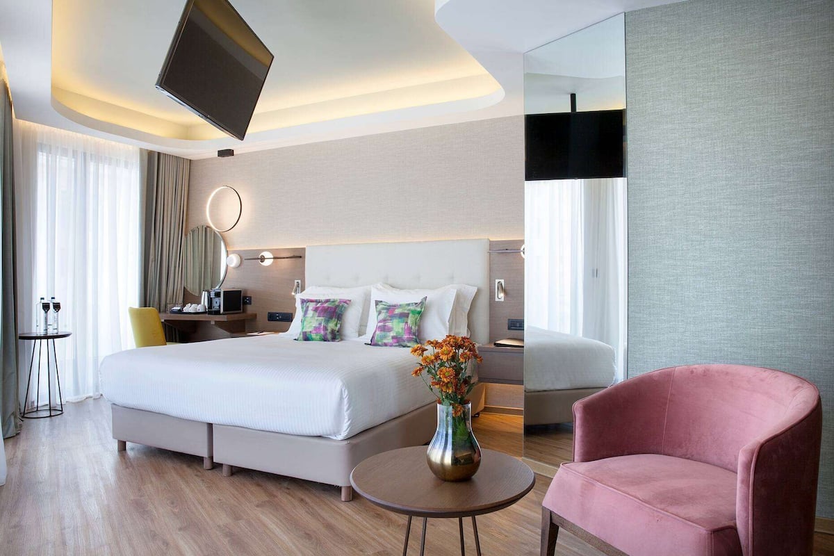 Junior Suite, City View | 1 bilik tidur, cadar kapas Mesir, peralatan tempat tidur premium