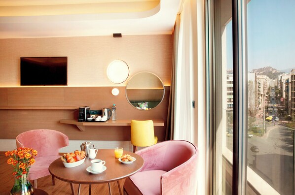 TV - Zeus Essence Wyndham Athens Residence (Athens)