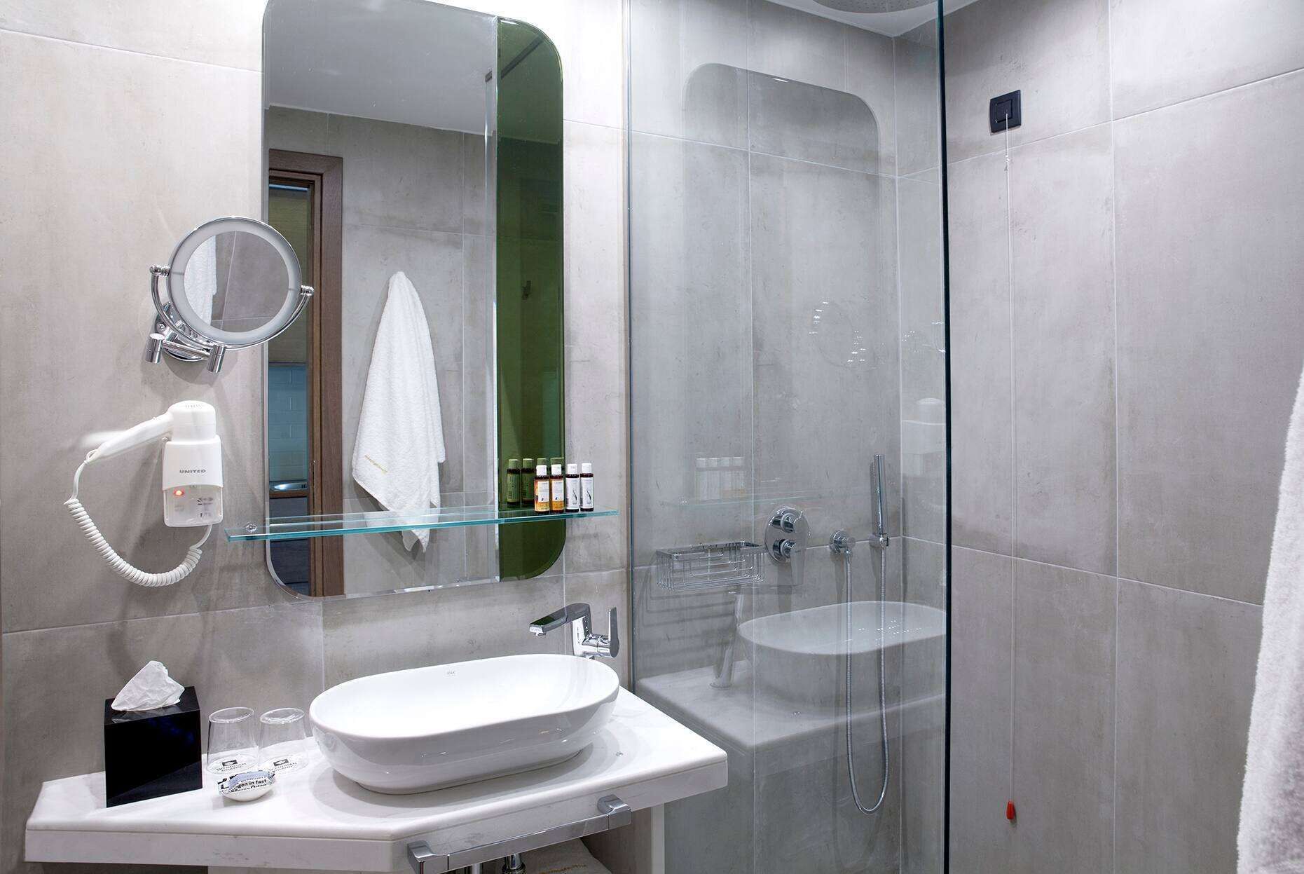 executive room, 2 single beds, city view | bathroom | shower, designer toiletries, hair dryer, bathrobes