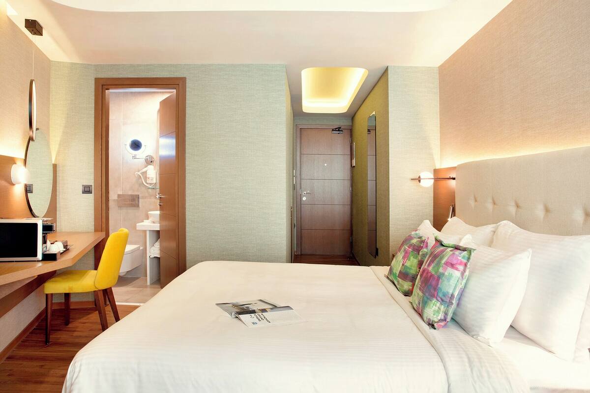 Classic Room, 1 King Bed, Atrium View | 1 bedroom, Egyptian cotton sheets, premium bedding, minibar