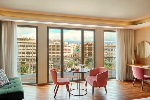 TV - Zeus Essence Wyndham Athens Residence (Athens)