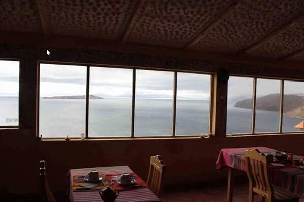 Se sirven desayunos, almuerzos y cenas; cocina local