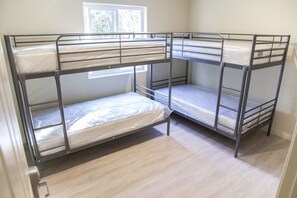 ベーシック 共同ドミトリー 男女共用ドミトリー | WiFi (無料)、ベッドシーツ