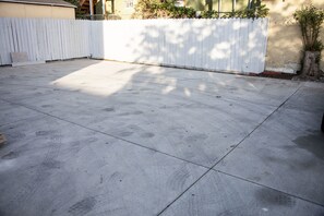 セルフパーキング (1 滞在につき 100 USD)