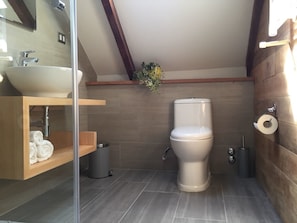 Small Double Room for 2 people | Salle de bain